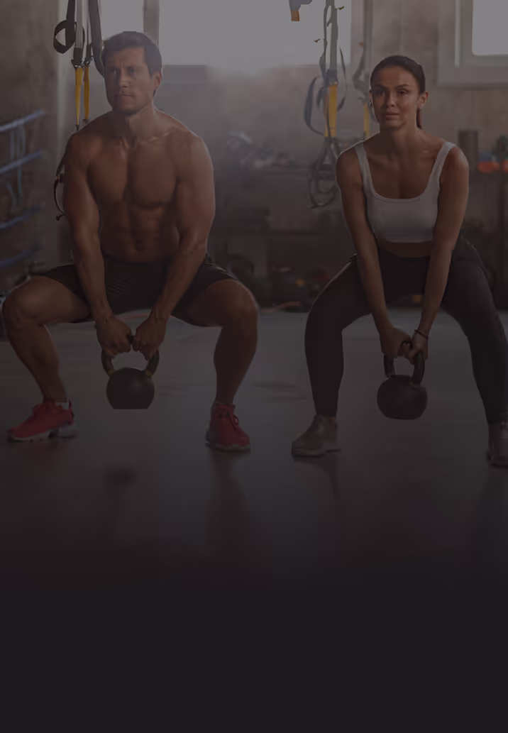 2 people training with dumbbells